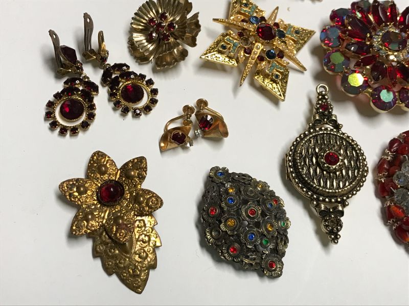 Photo 2 of VINTAGE COSTUME JEWELRY GOLD TONE PINS CLIP ON EARRINGS AND MORE