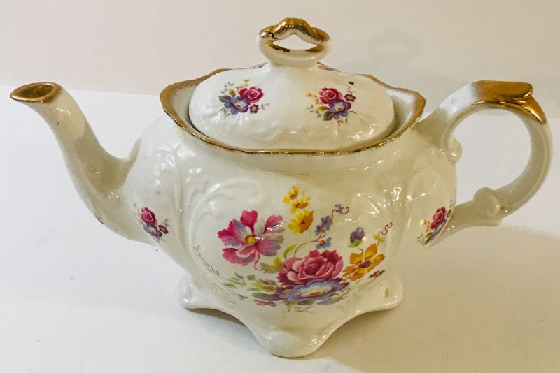 Photo 1 of VINTAGE ROYAL CROWN TEAPOT MADE IN ENGLAND