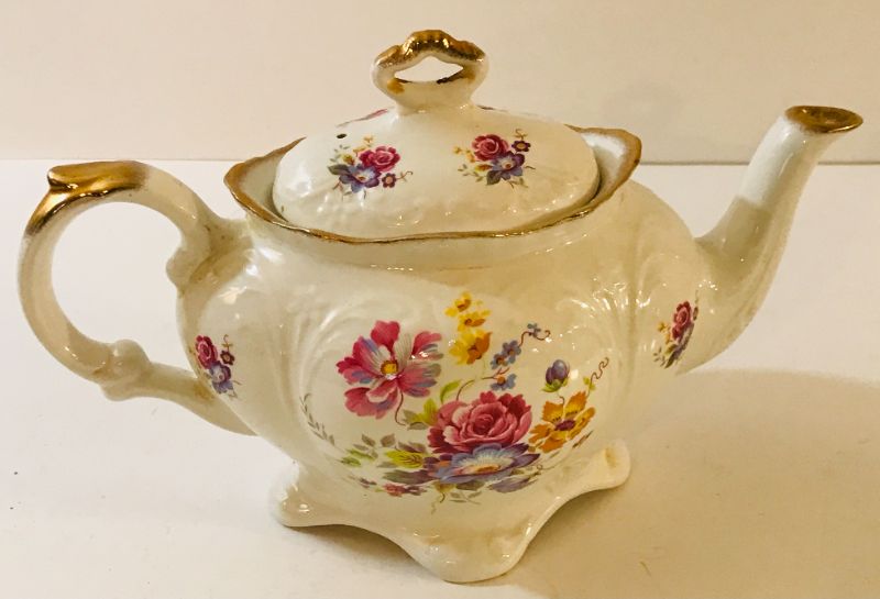 Photo 2 of VINTAGE ROYAL CROWN TEAPOT MADE IN ENGLAND
