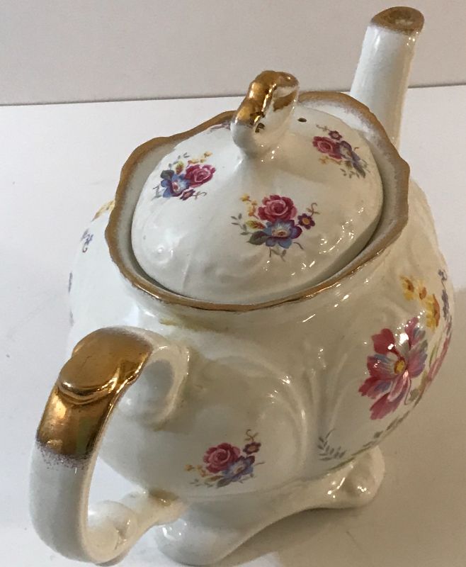 Photo 3 of VINTAGE ROYAL CROWN TEAPOT MADE IN ENGLAND
