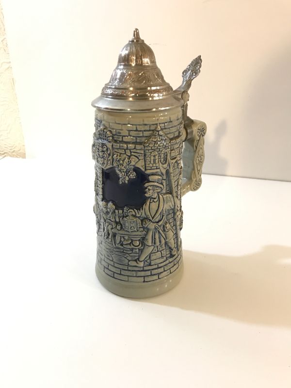 Photo 2 of VINTAGE KING BLUE GERMAN BEER STEIN 