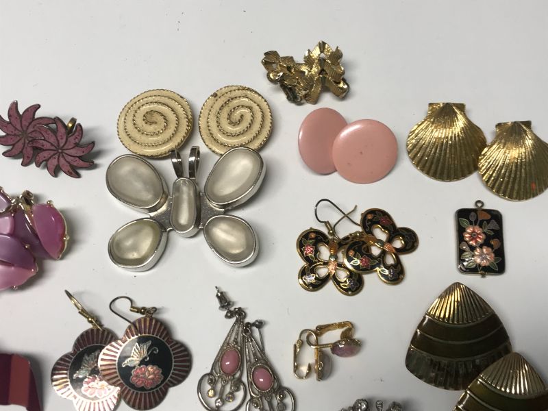 Photo 3 of VINTAGE PINK TONE COSTUME JEWELRY