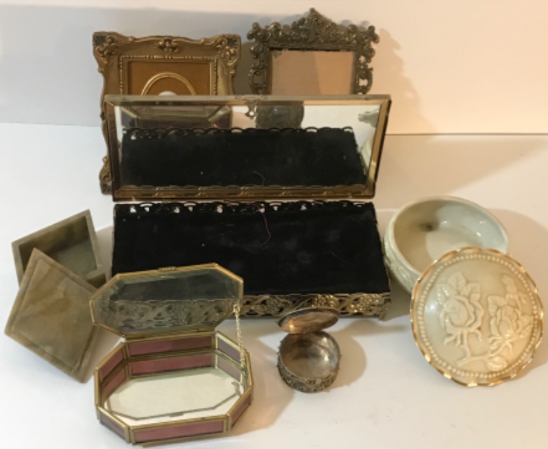 Photo 2 of VINTAGE ASSORTMENT OF JEWELRY AND TRINKET BOXES
