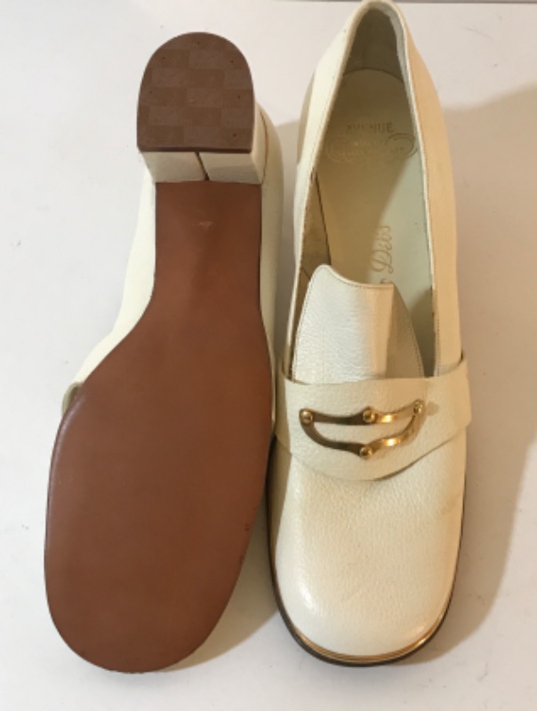 Photo 2 of WOMENS DRESS SHOES IN MINT CONDITION DE LISA DEBS, ETIENNE SIZE 6.5