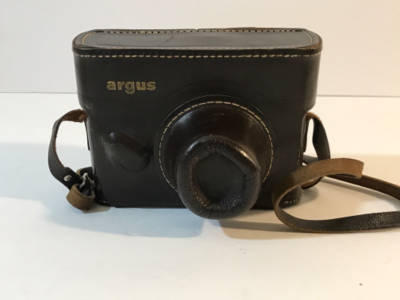 Photo 6 of ARGUS VINTAGE CAMERA IN CASE 