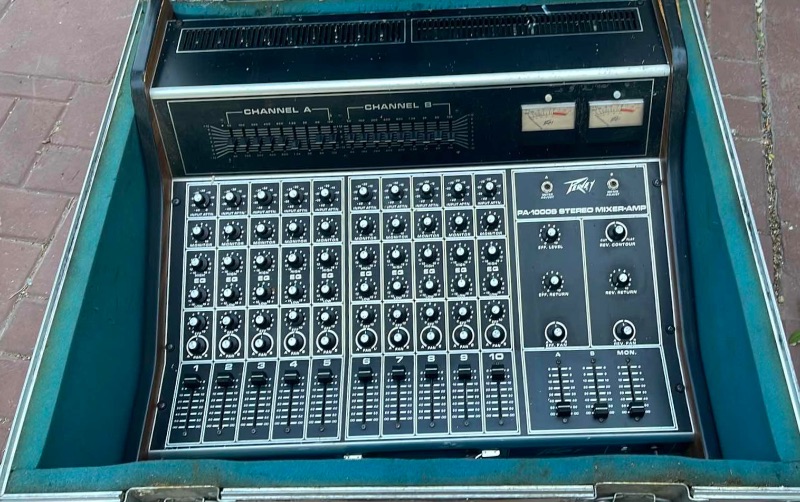 Photo 10 of PEAVEY PA1000S VINTAGE STEREO POWER MIXER- AMP GIGANTIC COOL REAL METERS WITH ORIGINAL CASE TESTED - WORKING 