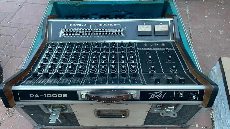 Photo 8 of PEAVEY PA1000S VINTAGE STEREO POWER MIXER- AMP GIGANTIC COOL REAL METERS WITH ORIGINAL CASE TESTED - WORKING 