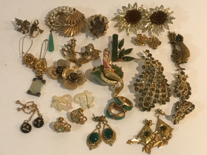 Photo 2 of ASSORTED VINTAGE GOLDTONE JEWELRY