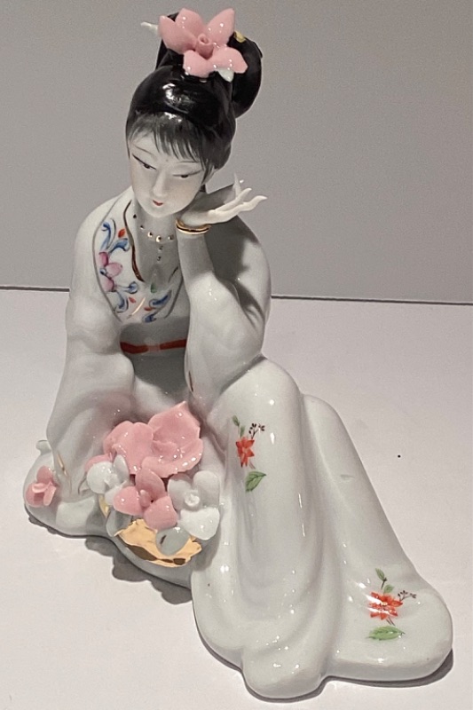 Photo 3 of BEAUTIFULLY DETAILED VINTAGE HAND PAINTED PORCELAIN GEISHA GIRL 6”