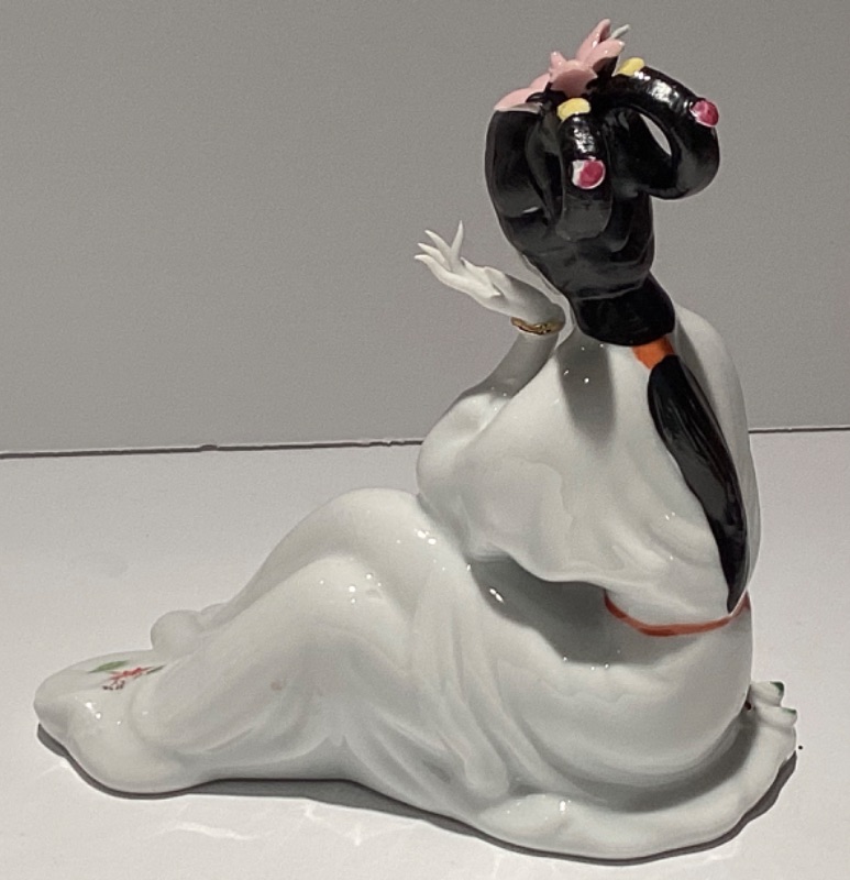 Photo 2 of BEAUTIFULLY DETAILED VINTAGE HAND PAINTED PORCELAIN GEISHA GIRL 6”