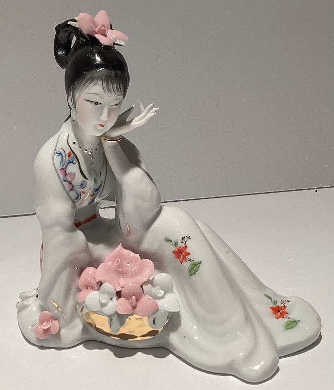 Photo 1 of BEAUTIFULLY DETAILED VINTAGE HAND PAINTED PORCELAIN GEISHA GIRL 6”