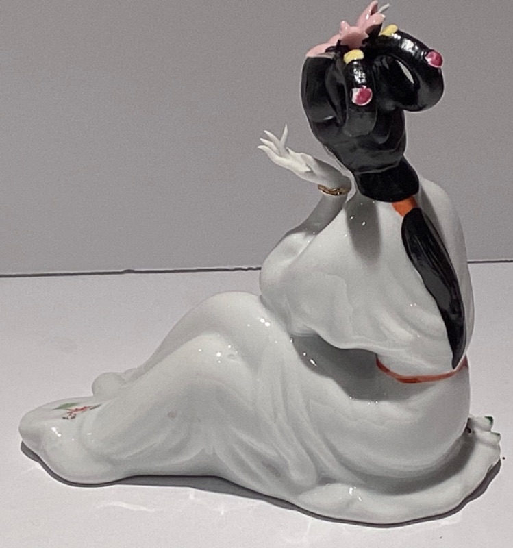 Photo 4 of BEAUTIFULLY DETAILED VINTAGE HAND PAINTED PORCELAIN GEISHA GIRL 6”