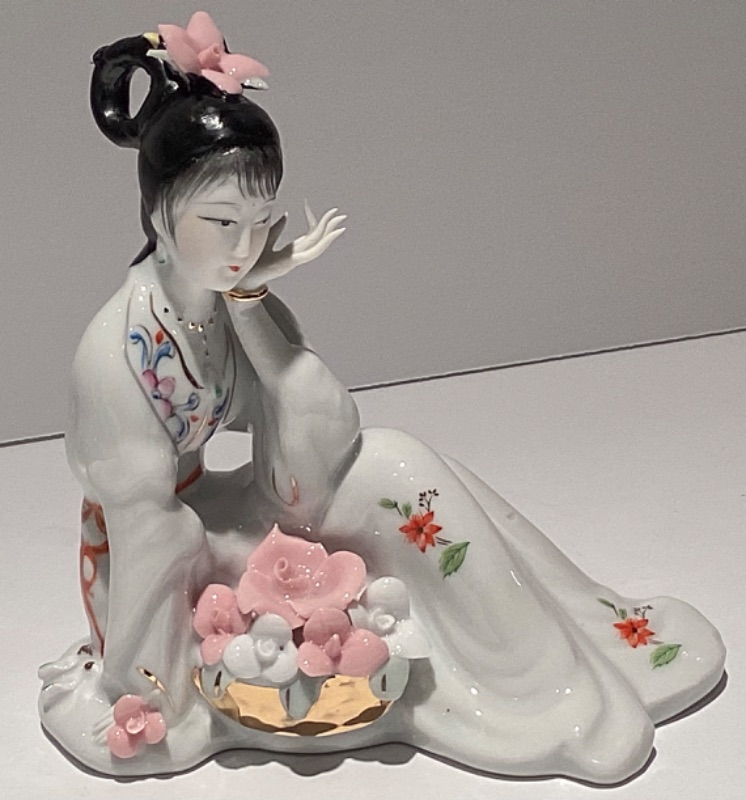 Photo 5 of BEAUTIFULLY DETAILED VINTAGE HAND PAINTED PORCELAIN GEISHA GIRL 6”