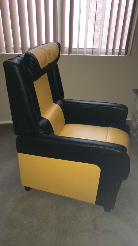 Photo 2 of GYMAX GAMING RECLINER SOFA PU LEATHER ARMCHAIR FOR KIDS YOUTH W/ - YELLOW

