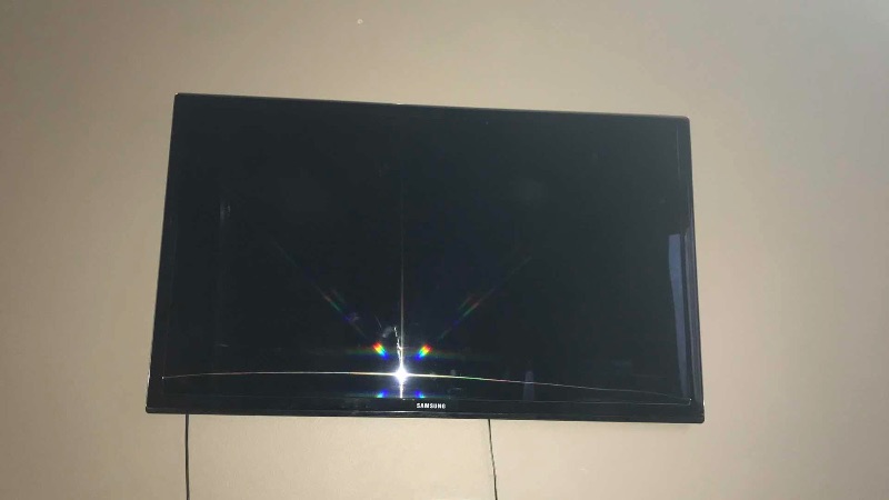 Photo 2 of SAMSUNG 32”. FLAT SCREEN TV W/ WALL MOUNT 