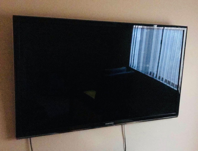 Photo 1 of SAMSUNG 32”. FLAT SCREEN TV W/ WALL MOUNT 