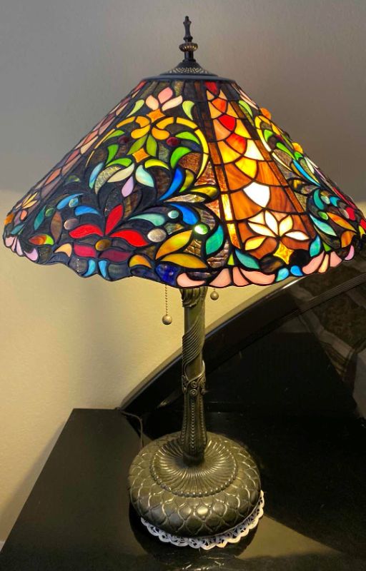 Photo 1 of STAINED GLASS TIFFANY FLORAL TABLE LAMP H29”