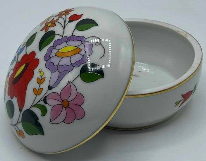 Photo 1 of HANDPAINTED KALOCSA PORCELAIN JEWELRY TRINKET BOX 4”