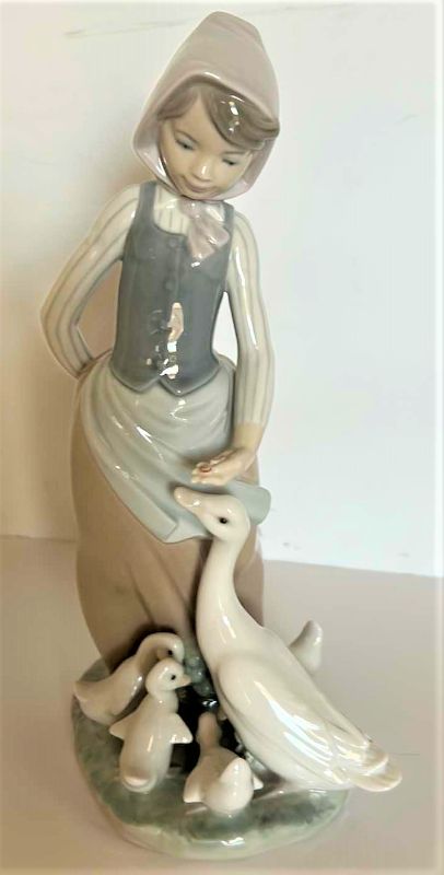 Photo 1 of LLADRO 'FEEDING TIME' PORCELAIN FIGURINE H10”