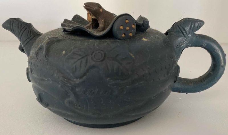 Photo 1 of VINTAGE CHINESE COLLECTIBLE CLAY TEA POT FROG 6“ x 2 3/4“
