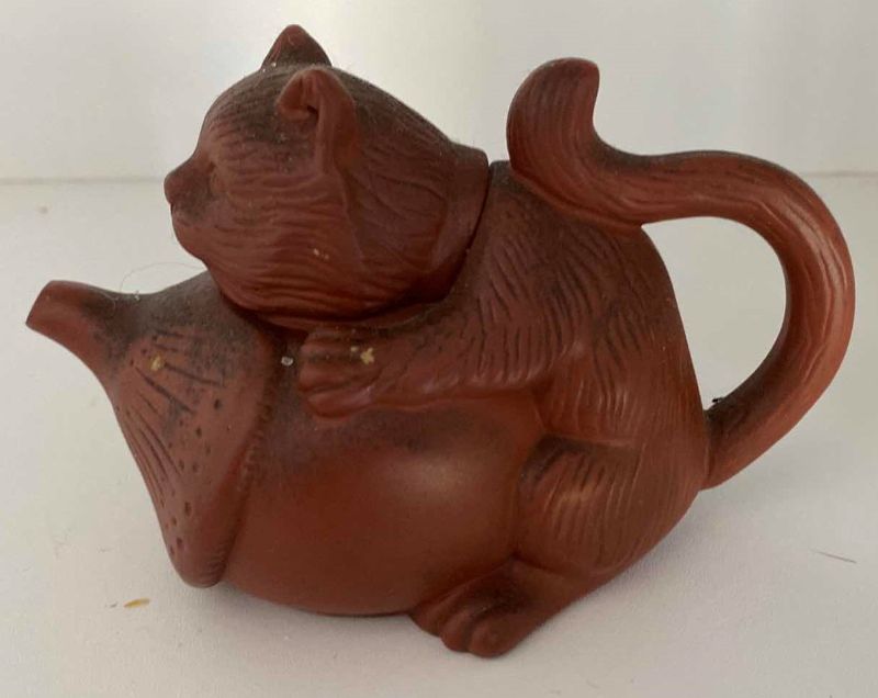 Photo 1 of VINTAGE CHINESE COLLECTIBLE CLAY TEA POT CAT 5 1/2“ x 3“