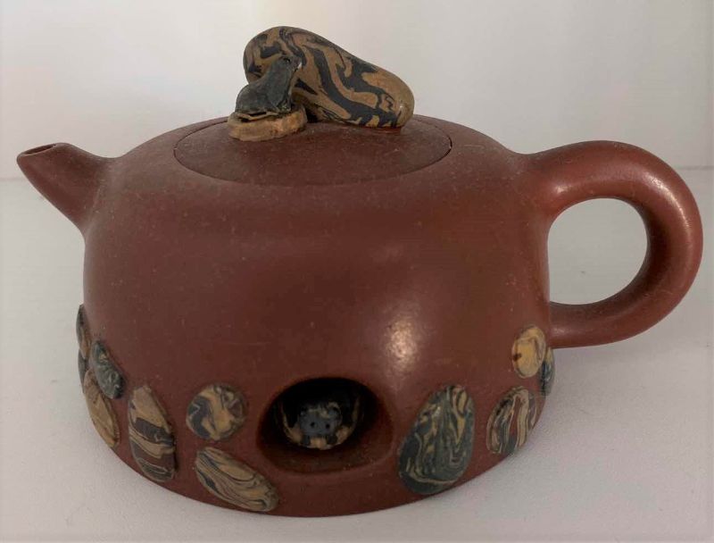 Photo 1 of VINTAGE CHINESE COLLECTIBLE CLAY TEA POT FROG 6 1/4” x 3”