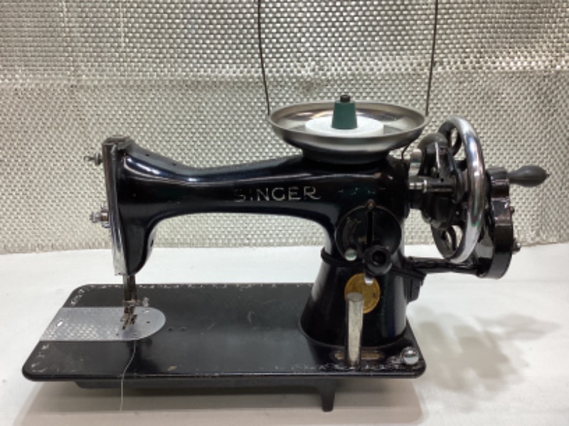 Photo 1 of ANTIQUE SINGER SEWING MACHINE AF511258