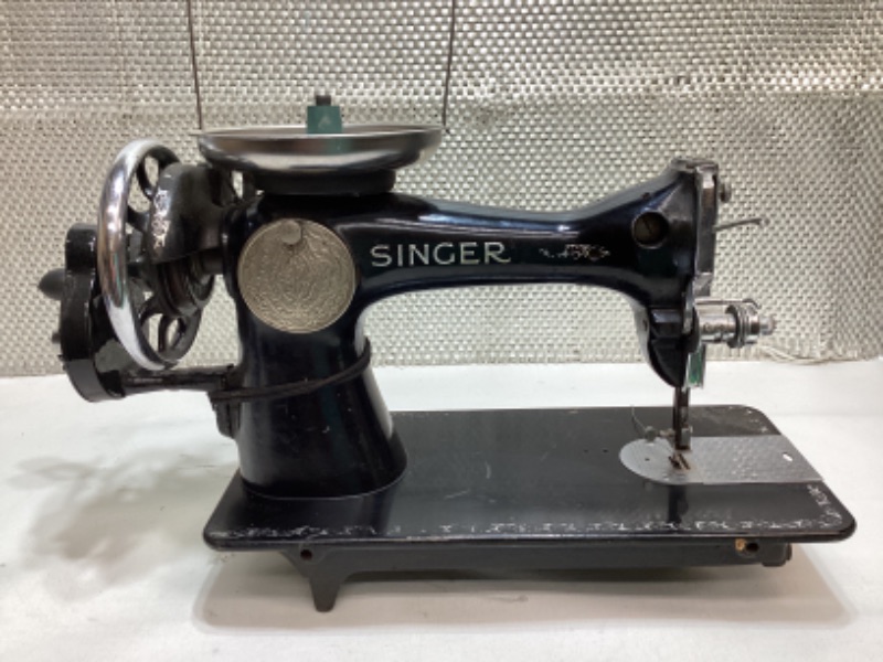 Photo 4 of ANTIQUE SINGER SEWING MACHINE AF511258