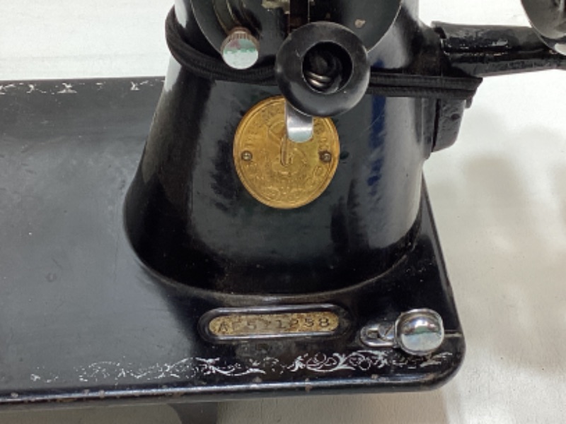 Photo 2 of ANTIQUE SINGER SEWING MACHINE AF511258