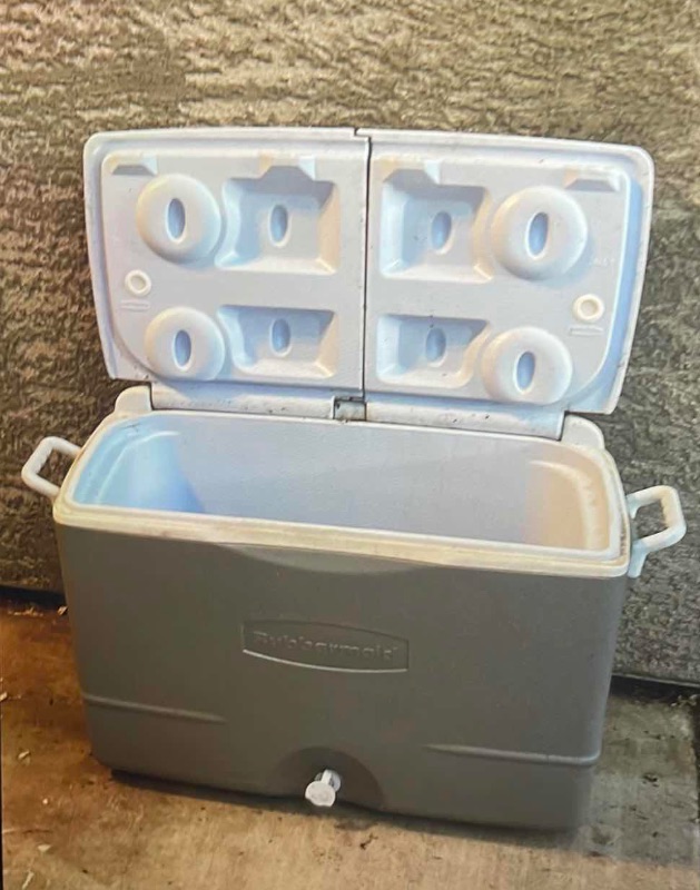 Photo 1 of RUBBERMAID COOLER