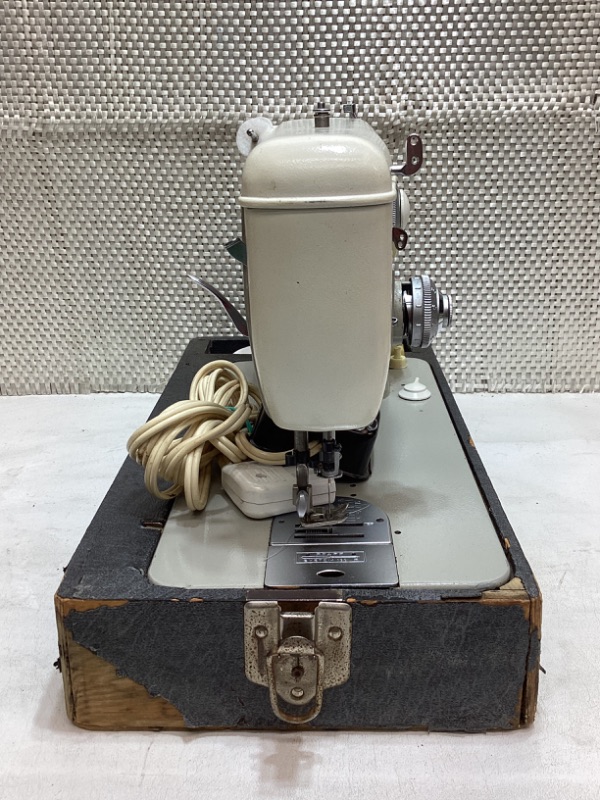 Photo 4 of VINTAGE PFAFF 260 SEWING MACHINE WITH CASE