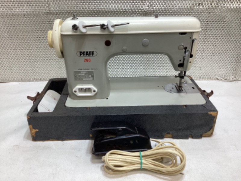 Photo 2 of VINTAGE PFAFF 260 SEWING MACHINE WITH CASE