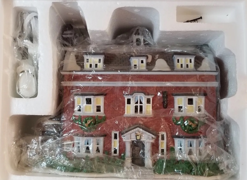 Photo 4 of  DEPARTMENT 56 DICKENS VILLAGE SERIES GADS HILL PALACE 6th EDITION 1997