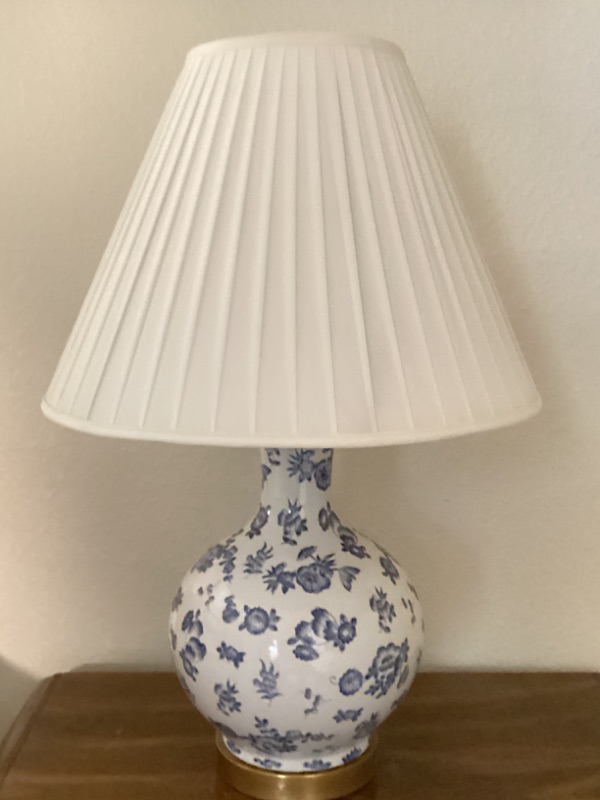 Photo 3 of BARNES AND IVY TRADITIONAL TABLE LAMP HIGH CRACKLE CERAMIC BLUE AND WHITE ROSE VINE TEMPLE JAR 25” H