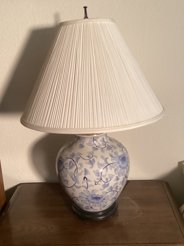 Photo 3 of BARNES AND IVY TRADITIONAL TABLE LAMP HIGH CRACKLE CERAMIC BLUE AND WHITE FLOWER AND VINE 25” H