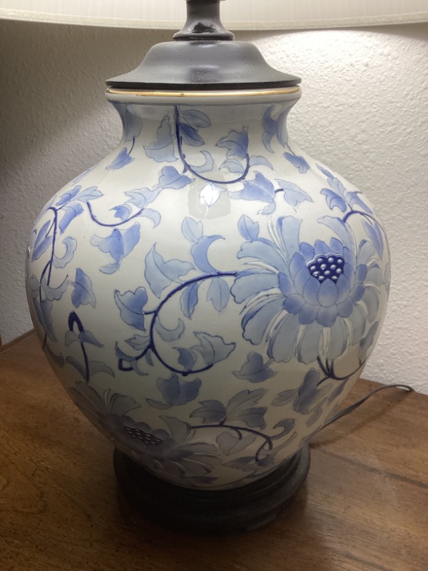 Photo 2 of BARNES AND IVY TRADITIONAL TABLE LAMP HIGH CRACKLE CERAMIC BLUE AND WHITE FLOWER AND VINE 25” H