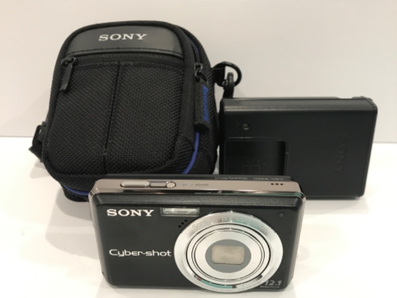 Photo 1 of SONY 4K CYBER-SHOT 12.1 DIGITAL CAMERA WITH CASE