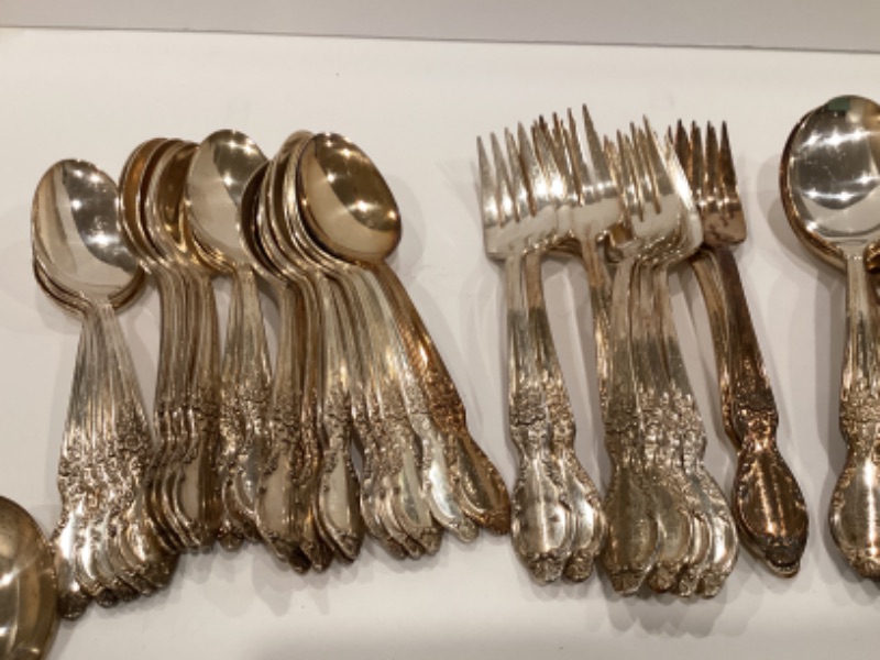 Photo 2 of VINTAGE ROGERS & SONS VICTORIAN ROSE SILVERWARE SET FOR 12