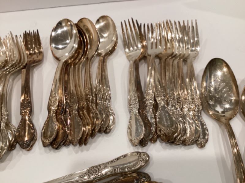 Photo 3 of VINTAGE ROGERS & SONS VICTORIAN ROSE SILVERWARE SET FOR 12