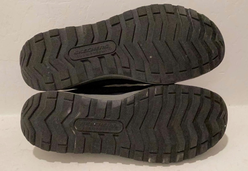 Photo 2 of SKETCHERS AUTHENTIC MEMORY FOAM WORK SHOES SIZE 8.5 - OIL & SLIP RESISTANT-COMPOSITE SAFETY TOE