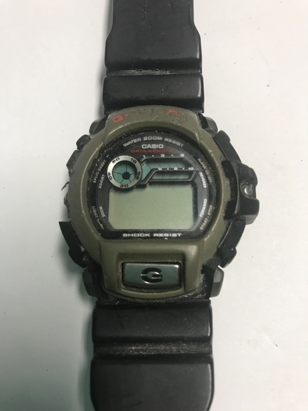Photo 3 of G-SHOCK WATCH - MISSING PIN ON ONE SIDE 