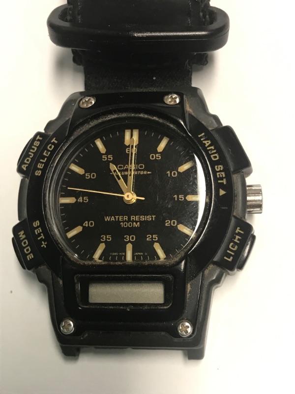 Photo 2 of G-SHOCK WATCH - MISSING PIN ON ONE SIDE 