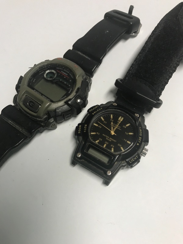 Photo 1 of G-SHOCK WATCH - MISSING PIN ON ONE SIDE 