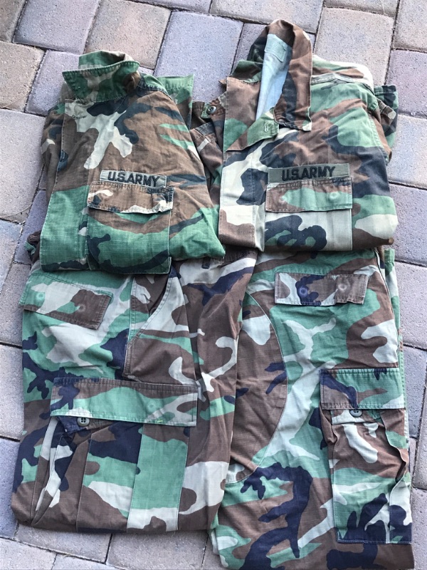 Photo 1 of US ARMY OFFICIAL MILITARY FIELD JACKETS/ SHIRT & PANTS  CAMOUFLAGE SIZE M REGULAR