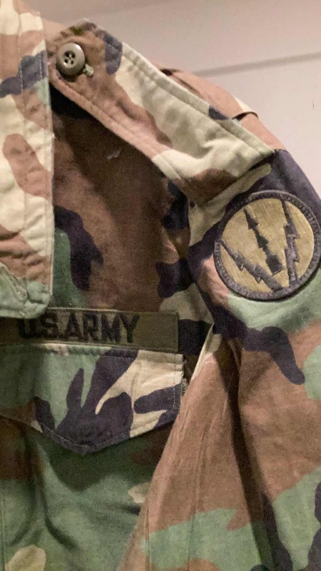 Photo 2 of AUTHENTIC MILITARY ISSUED US ARMY JACKET. - SIZE M 