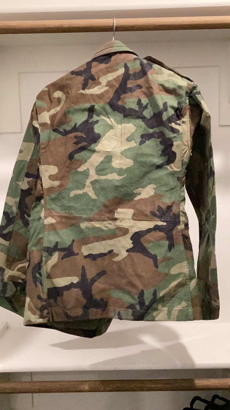 Photo 3 of AUTHENTIC MILITARY ISSUED US ARMY JACKET. - SIZE M 