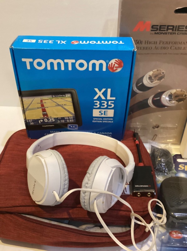 Photo 3 of TOM TOM XL 335 GPS BOSE HEADPHONES AND MORE