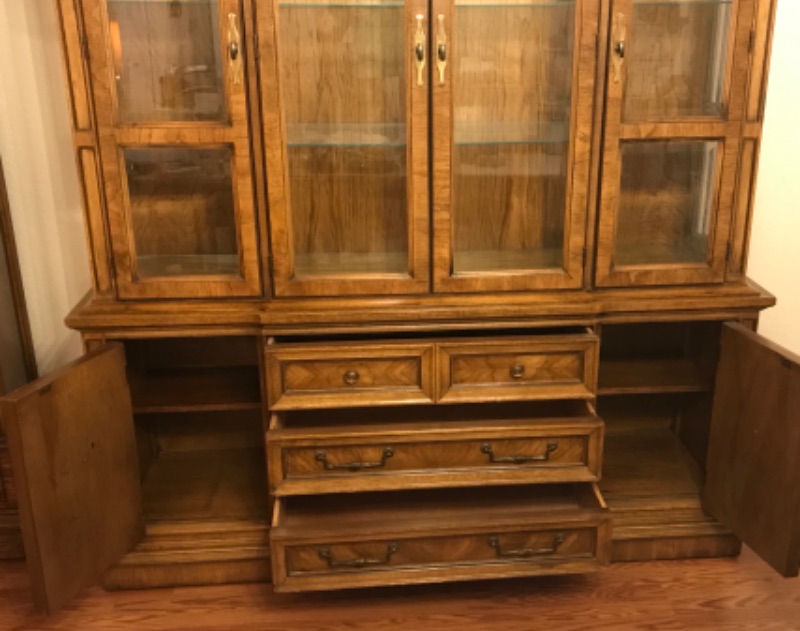 Photo 4 of HIBRITEN CHINA CABINET