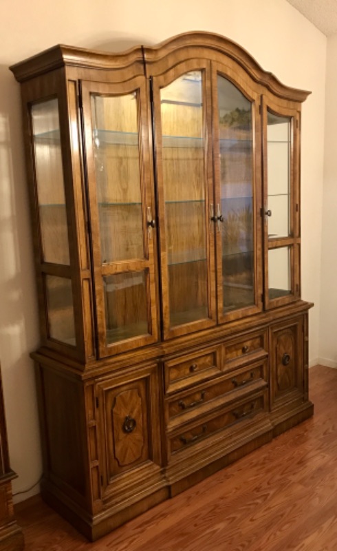 Photo 6 of HIBRITEN CHINA CABINET