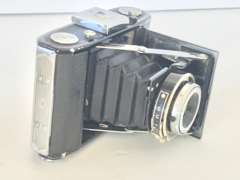 Photo 2 of VINTAGE ZEISS IKON 515 4.5x6cm FILM CAMERA W/ NOVAR ANASTIGMAT 7.6cm f/4.5 L